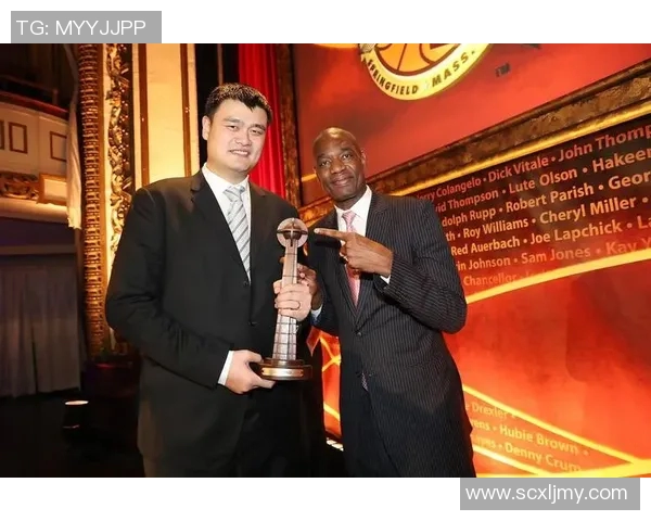 老头称赞姚明身高与才华并存篮球场上的传奇巨星 老头称赞姚明身高与才华并存篮球场上的传奇巨星